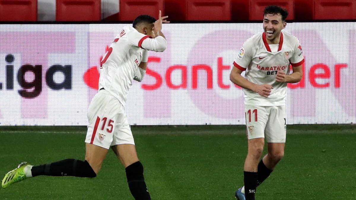 Munir celebra un gol junto a su compatriota En-Nesyri