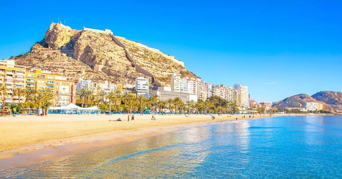 Playa del Postiguet y castillo de Alicante destinos trenes low-cost