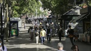 Ciudadanos pasean por la Rambla.