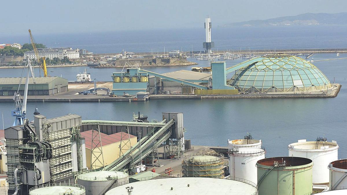 La Medusa almacenadora de carbón, en el muelle del Centenario.   | // CASTELEIRO/ROLLER AGENCIA