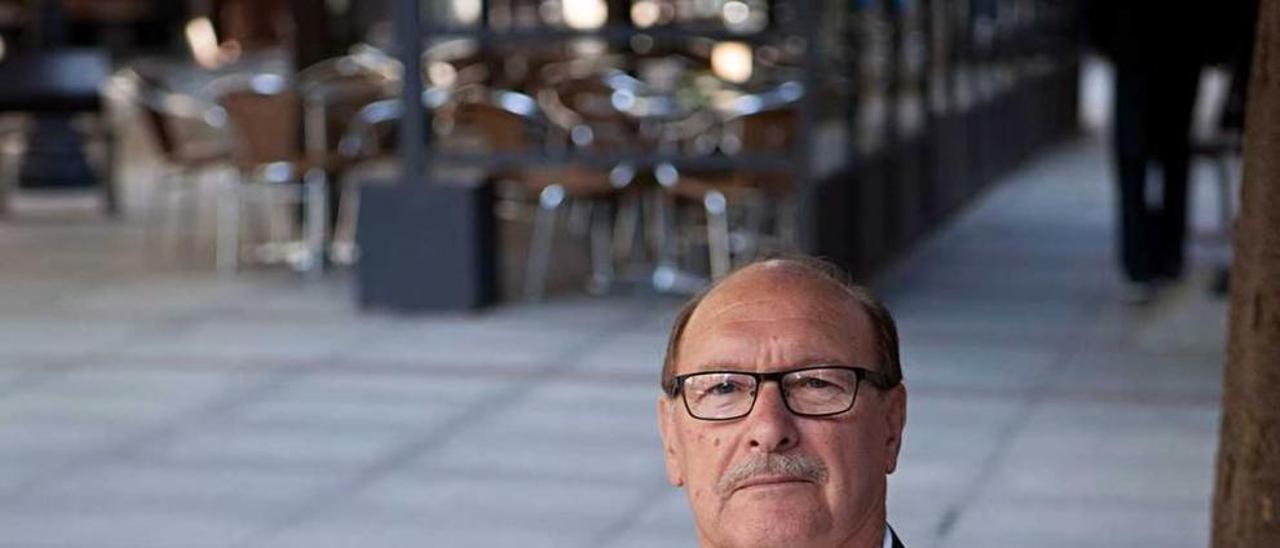 Víctor Manuel García, en un banco en la calle Corrida.