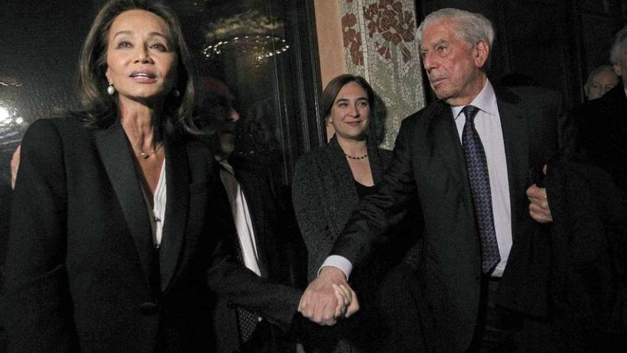 Isabel Preysler y Mario Vargas Llosa de la mano a la entrada del Palau de la Música de Barcelona.