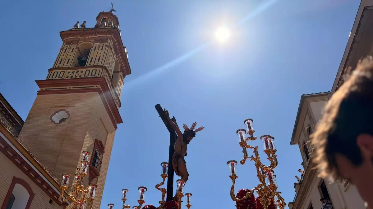 Los antifaces negros de la Hermandad de San Bernardo desafían el calor este Miércoles Santo