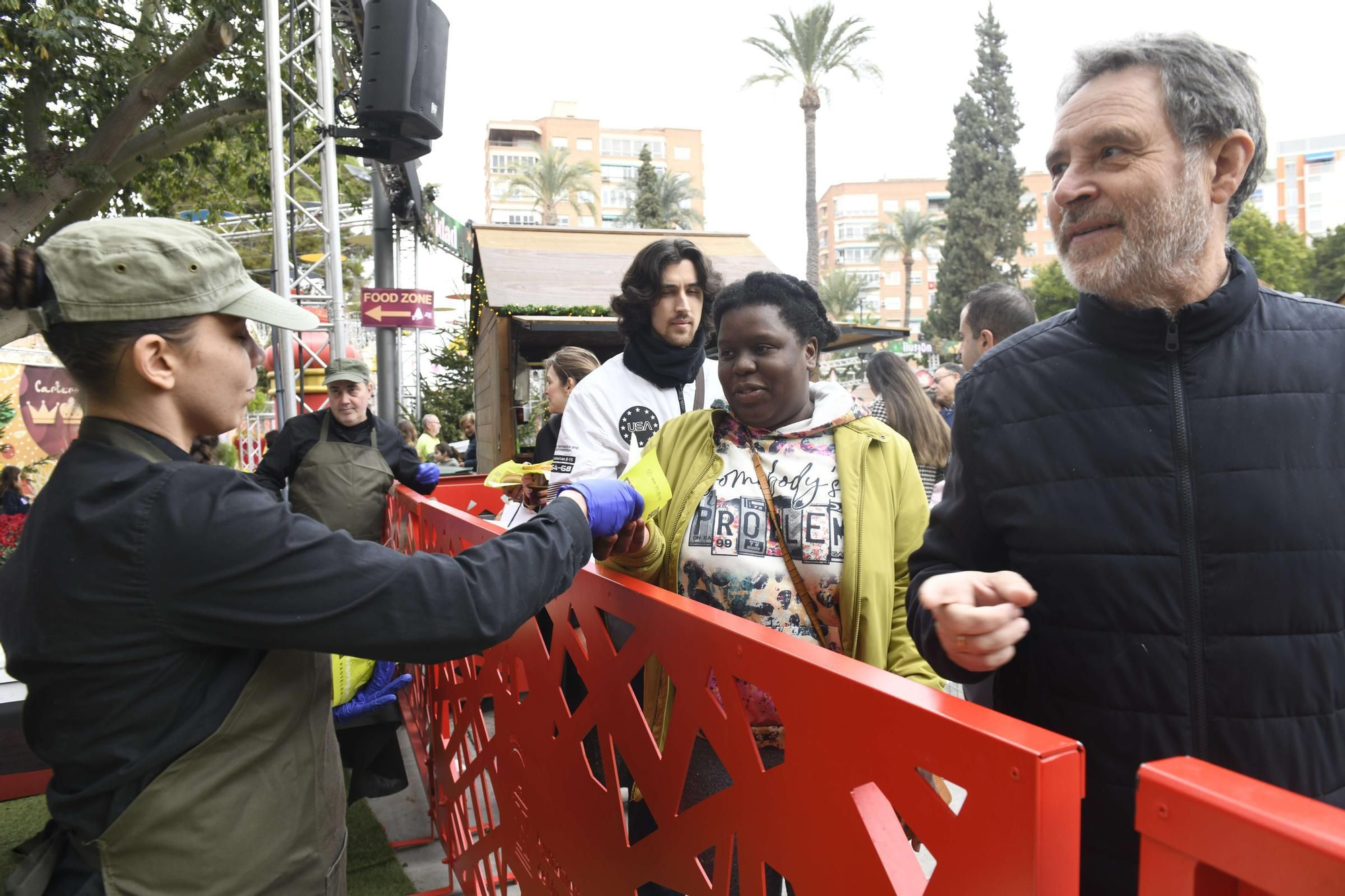Reparto de pasteles de carne y marineras en la Plaza Circular de Murcia