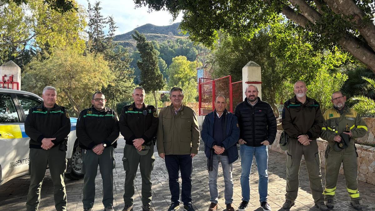 Juan María Vázquez visitó este miércoles el Centro Regional de Agentes Medioambientales para trasladar personalmente la felicitación navideña del Gobierno regional a todos los profesionales que integran el dispositivo de agentes medioambientales y brigadas forestales que permanecen de guardia durante la Nochebuena y la Navidad.