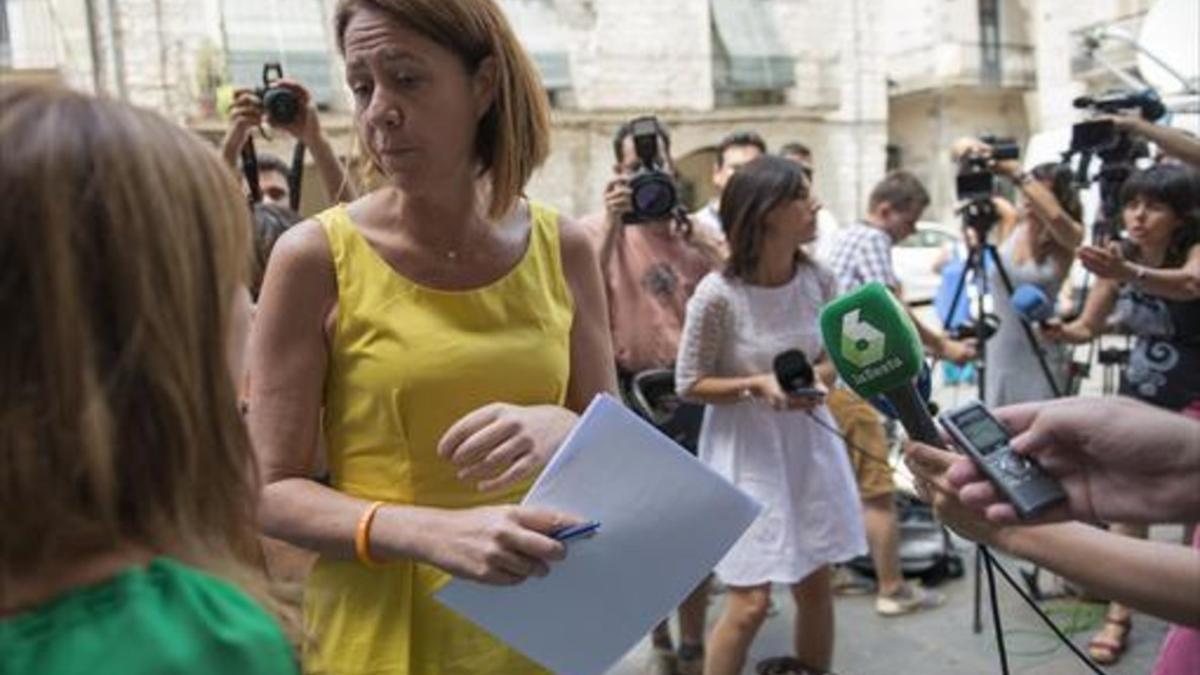 La alcaldesa de Girona, Marta Madrenas, se dirige a los medios de comunicación.
