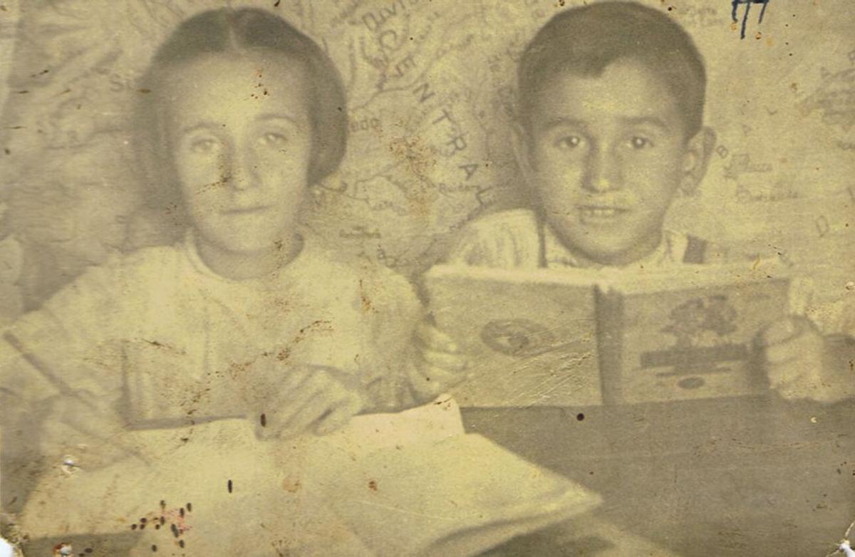Os irmáns Francisco e Carmen Otero, na escola de Vilanova, nos anos 50. |  Arquivo do autor