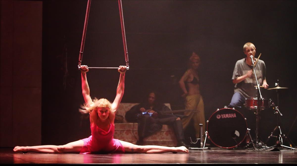 'Even the darkness' ('Fins i tot la foscor'), nuevo espectáculo del Circ d' hivern de Nou Barris.