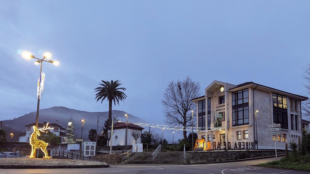 Decoración navideña en el entorno del Ayuntamiento de Ribera de Arriba.