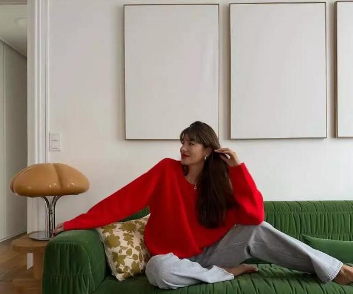 Paret de saló decorada amb quadres blancs