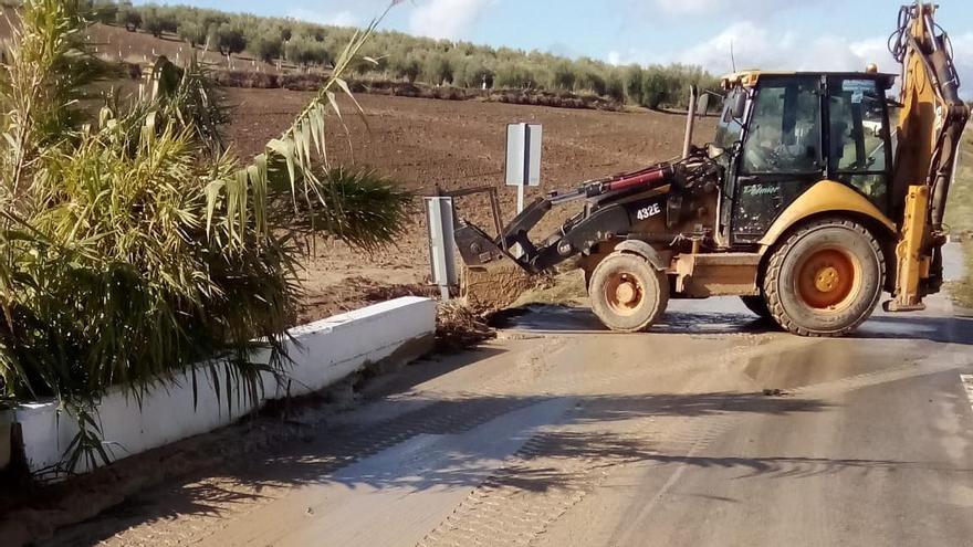 Un tractor trabaja para despejar una de las carreteras afectadas.