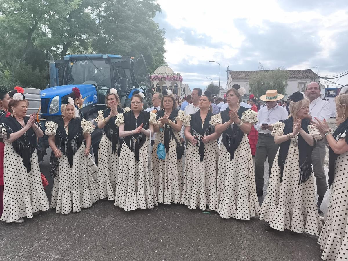 Cientos de mujeres ataviadas con traje flamenca y faralaes, acompañando a San Isidro, en el camino hasta el recinto romero del Buitrón.