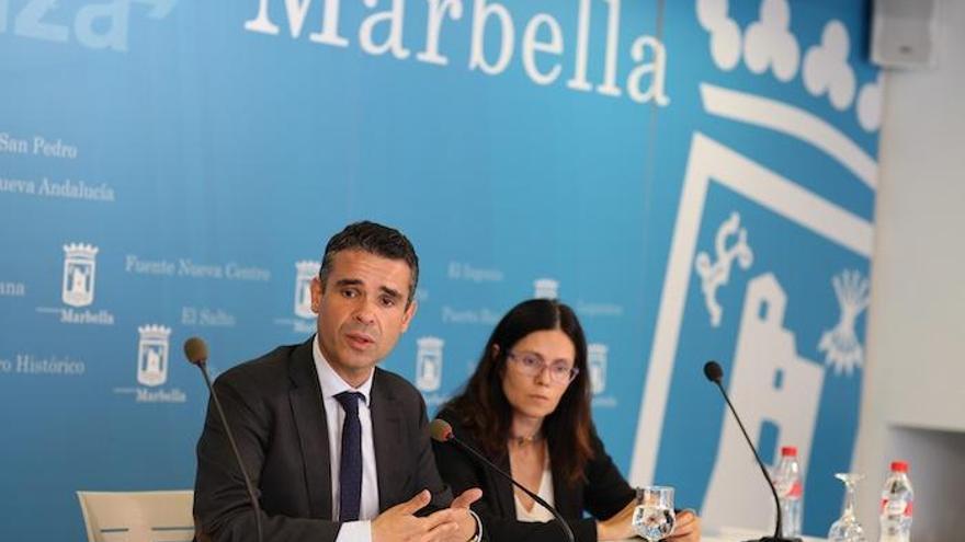 El alcalde de Marbella, José Bernal, y la edil de Urbanismo, Isabel Pérez.