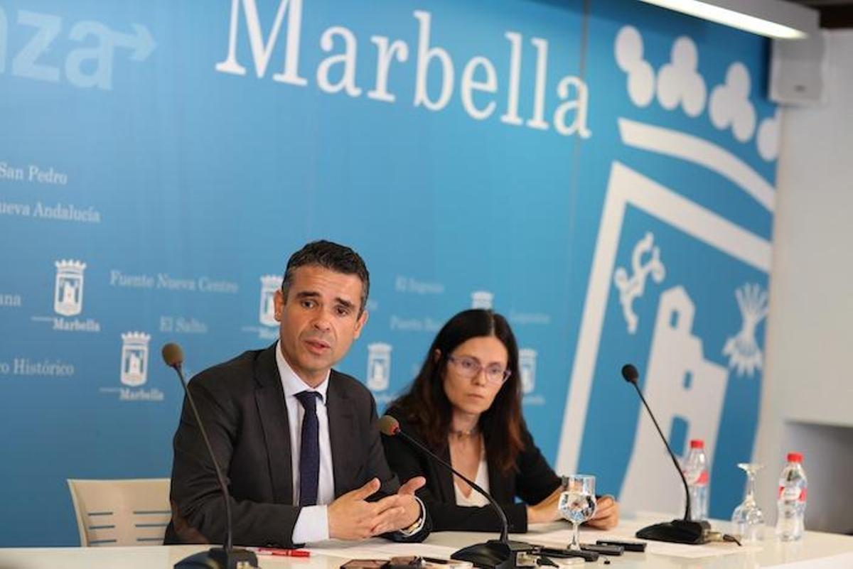 El alcalde de Marbella, José Bernal, y la edil de Urbanismo, Isabel Pérez.