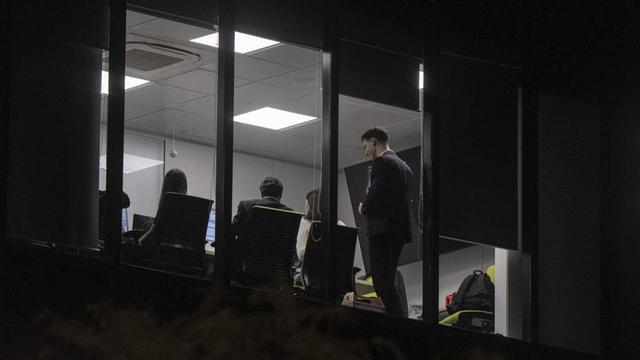 Treballadors en un edifici d’oficines.