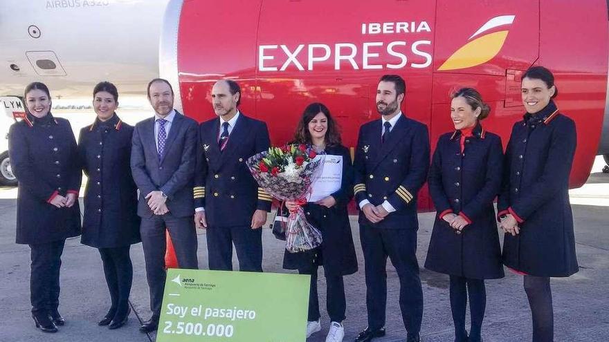 María Cernadas posa con la tripulación de su avión y el director del aeropuerto. // Aena