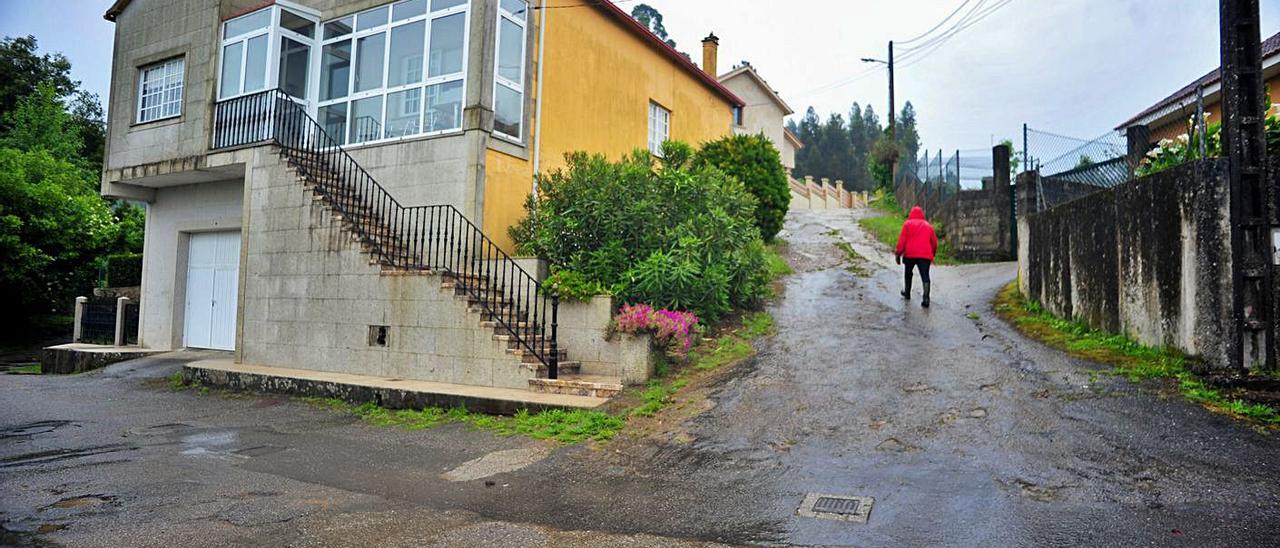 Los vecinos denuncian continuas riadas en Guillán tras los trabajos en el viñedo.