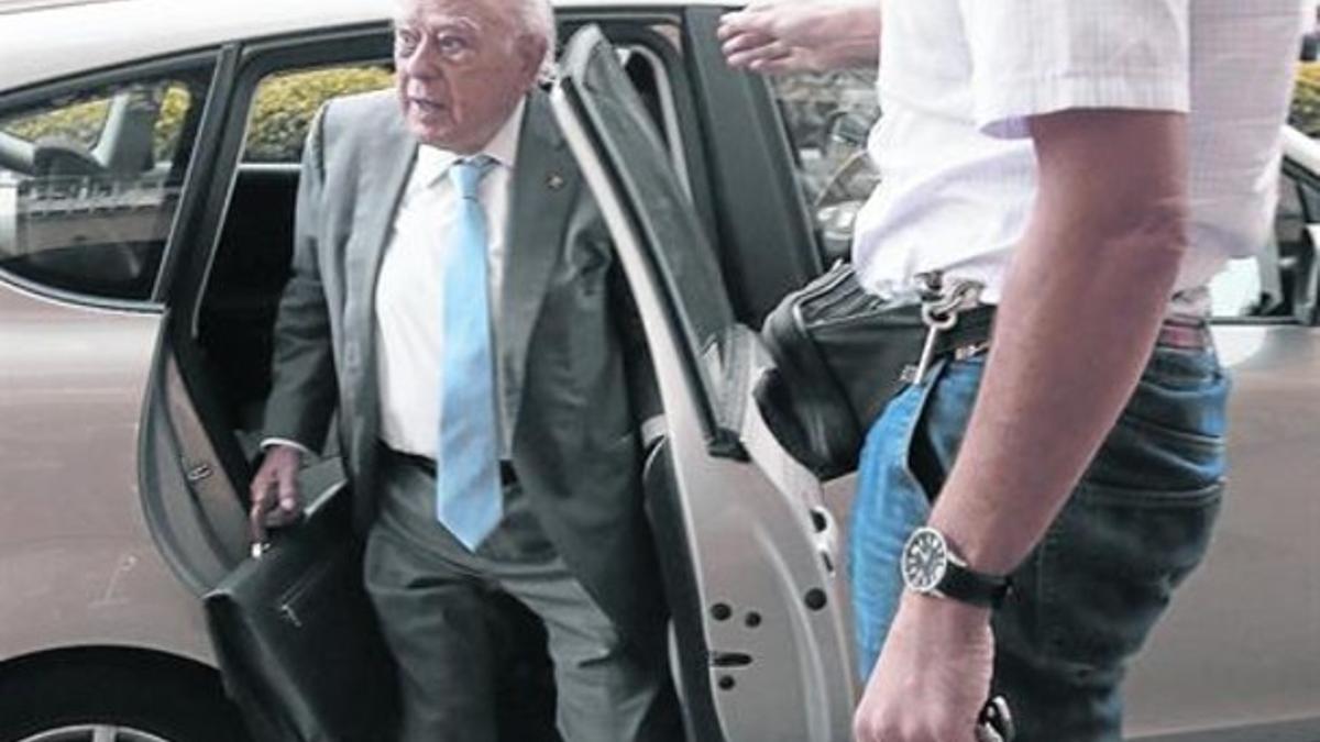 Jordi Pujol llega a su casa en Barcelona tras ser atendido de un esguince en el pie, el pasado 1 de septiembre.