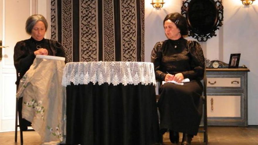 Nieves Álvarez, a la izquierda, y Carmen Campo Mier, durante su actuación en el Teatro Prendes de Candás.