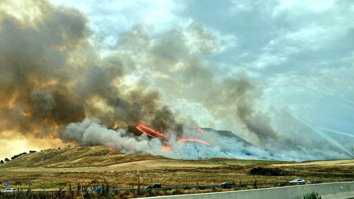 Bomberos trabajan a destajo para controlar el incendio.