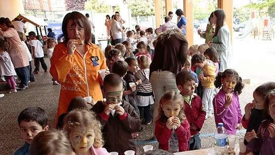 Alumnos de la escuela infantil Gloria Fuertes, durante la comida saludable.