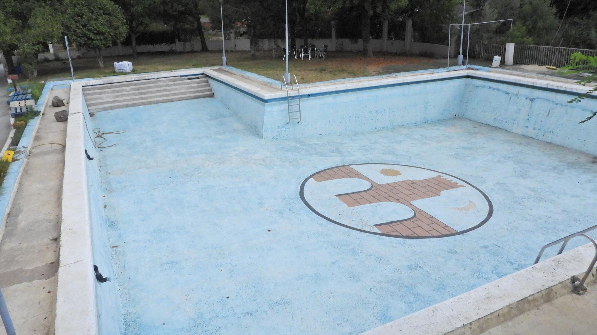Una piscina vacía en Ribadavia.