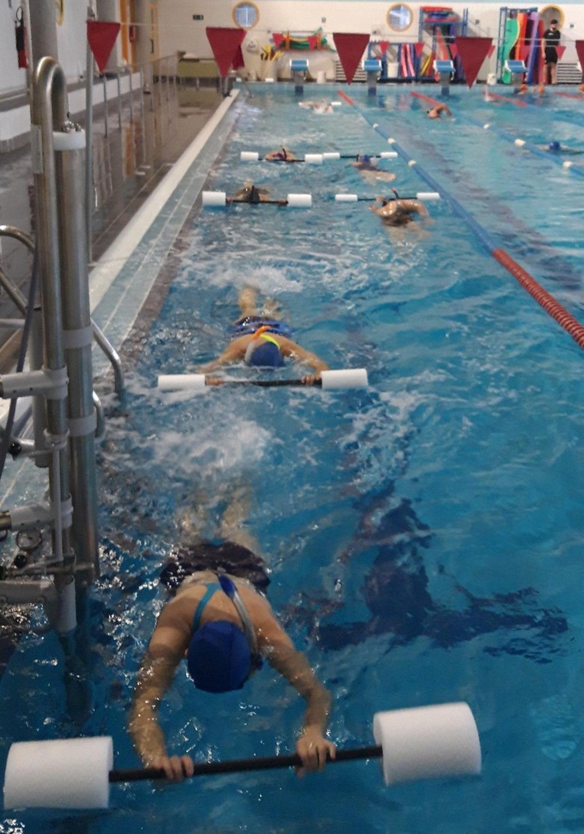 Actividades acuáticas en la piscina cubierta municipal de Quart de Poblet.