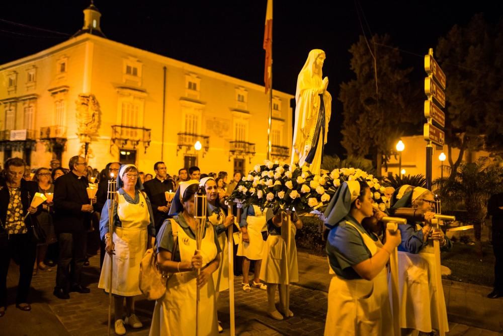 Decenas de personas reciben las reliquias de Santa Bernadette con esperanza de buscar curación o alivio a sus males en la Santa Iglesia Catedral de Orihuela