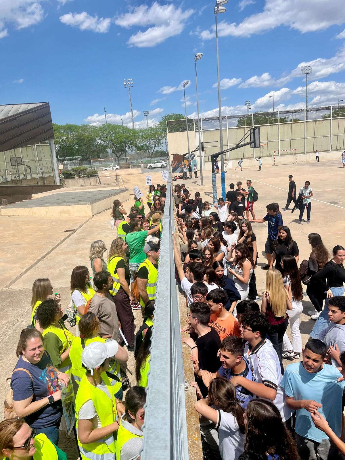 A un lado y otro de la valla del IES la Murta, marcha cívica y alumnos en el patio por la falta de docentes.