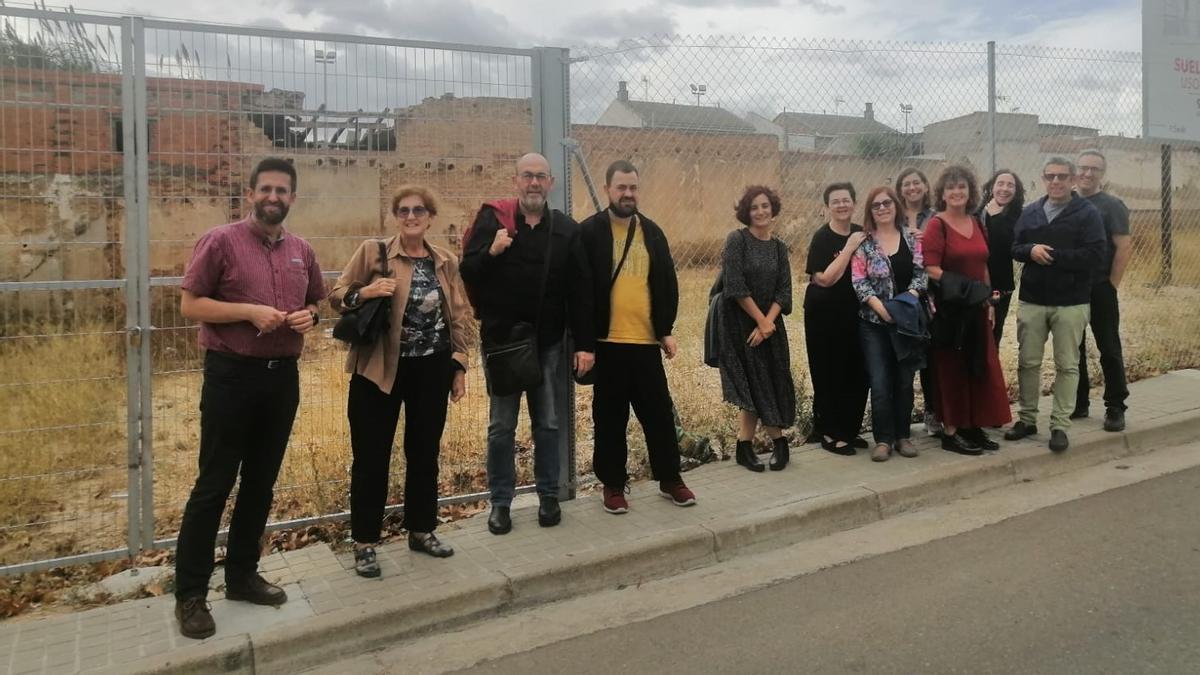 Socios de la cooperativa Somos Cuidados Comunes, en el solar donde levantarán su 'cohousing' en el barrio Oliver.