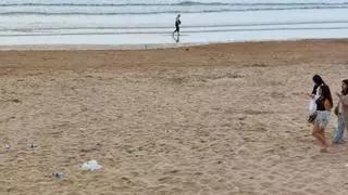 El día de intenso calor en Gijón termina con la playa de San Lorenzo llena de basura: "La gente es una marrana"