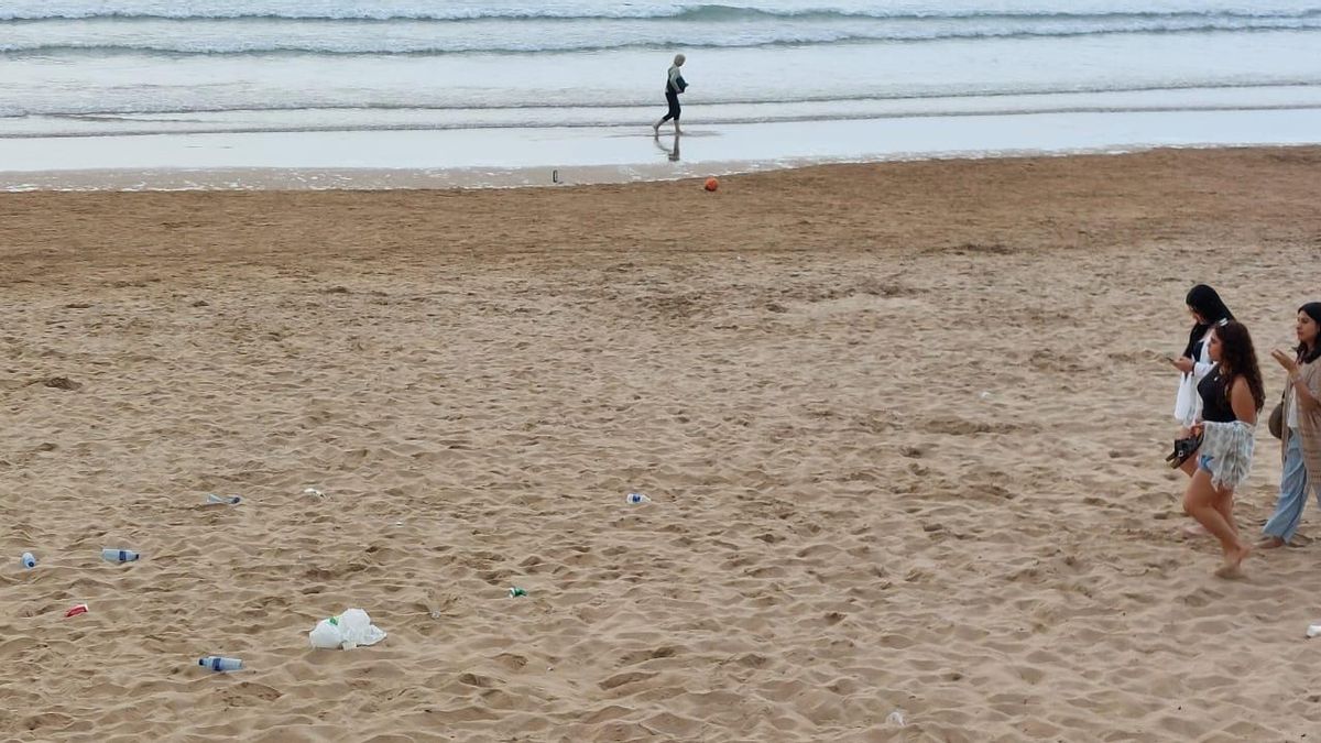Restos de basura en la playa de San Lorenzo.