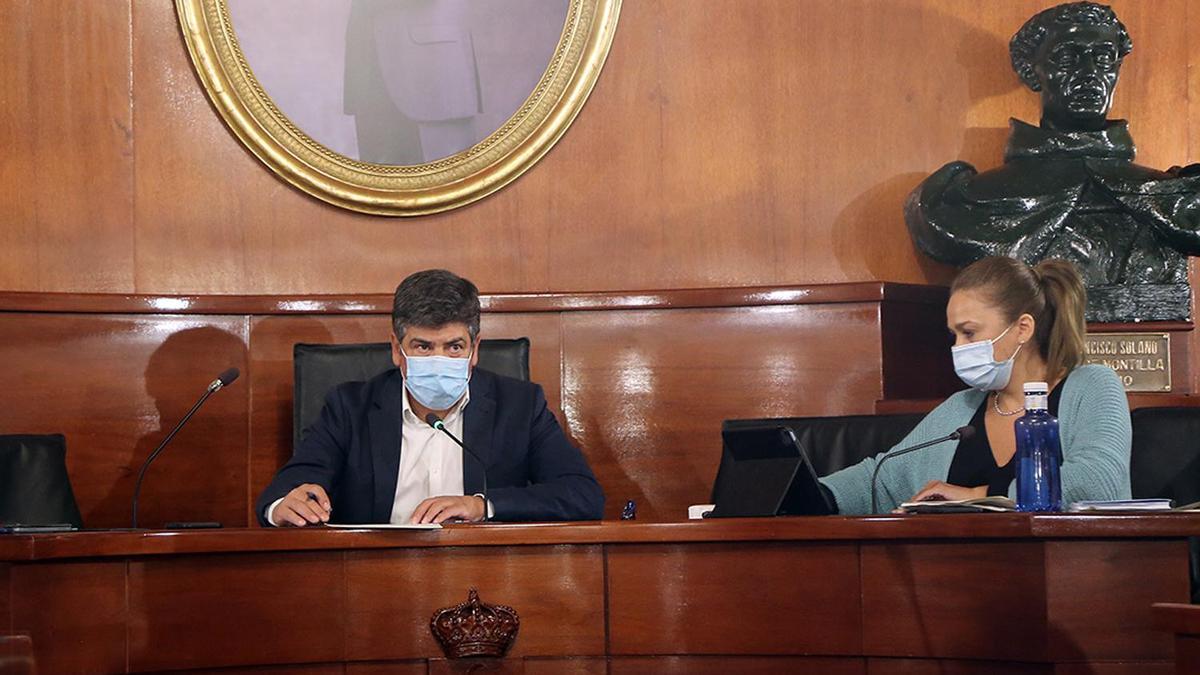 El alcalde de Montilla, Rafael Llamas, y la teniente de alcalde de Hacienda, Ana Rodríguez, durante un pleno municipal.