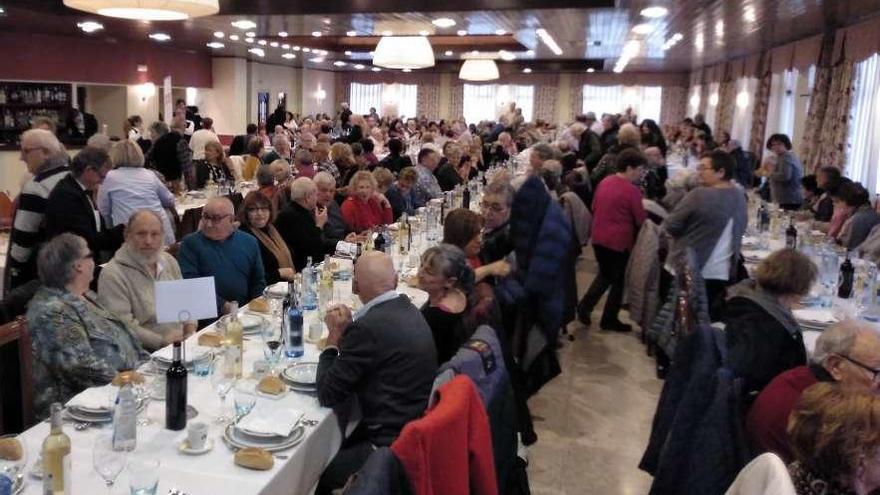 Asistentes a la comida, en uno de los salones de La Casona de Lupa, en Cudillero.