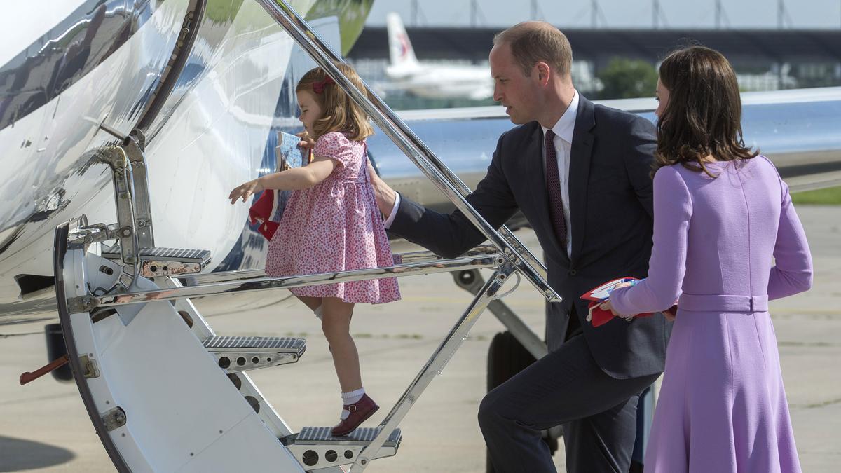 El principe Guillermo junto a la princesa Charlotte y Kate Middleton