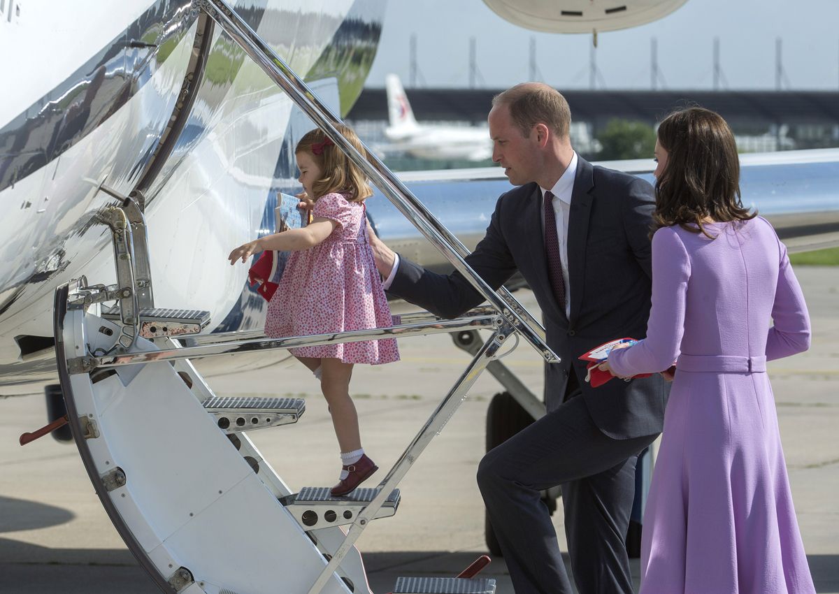 El principe Guillermo junto a la princesa Charlotte y Kate Middleton