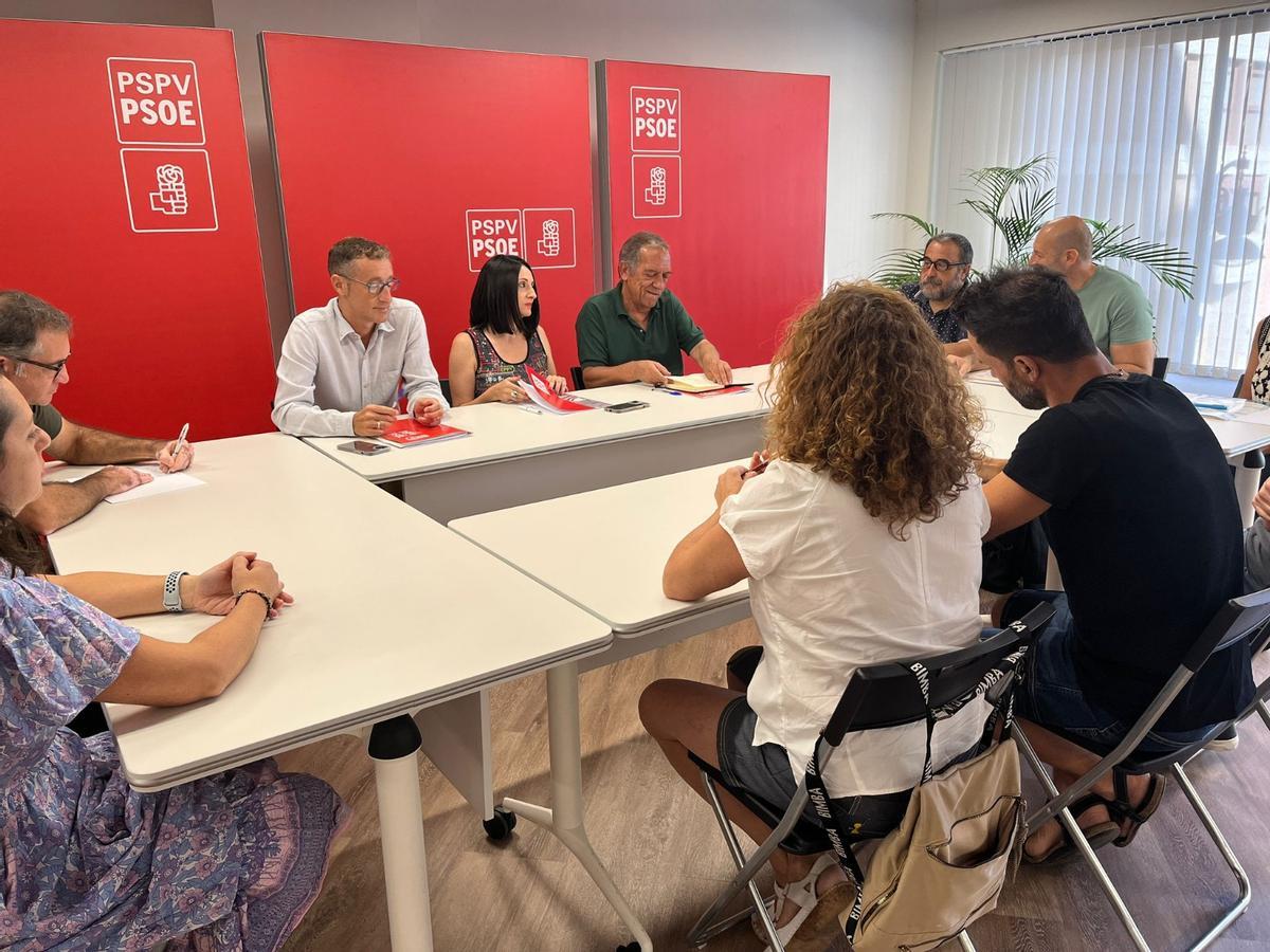 Los tres responsables del PSPV en la reunión con los sindicatos docentes, esta mañana.