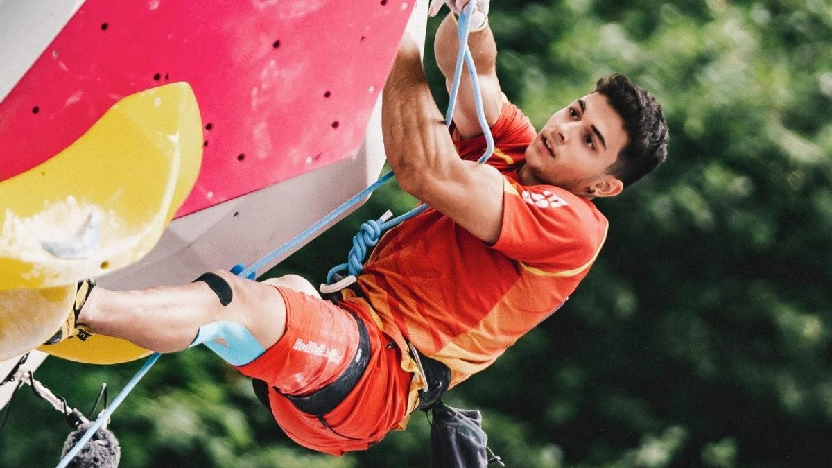 Alberto Ginés, durante una prueba de escalada.