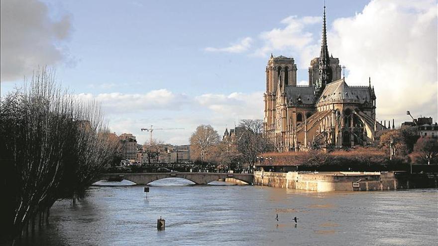 París sigue en alerta por la crecida del río sena