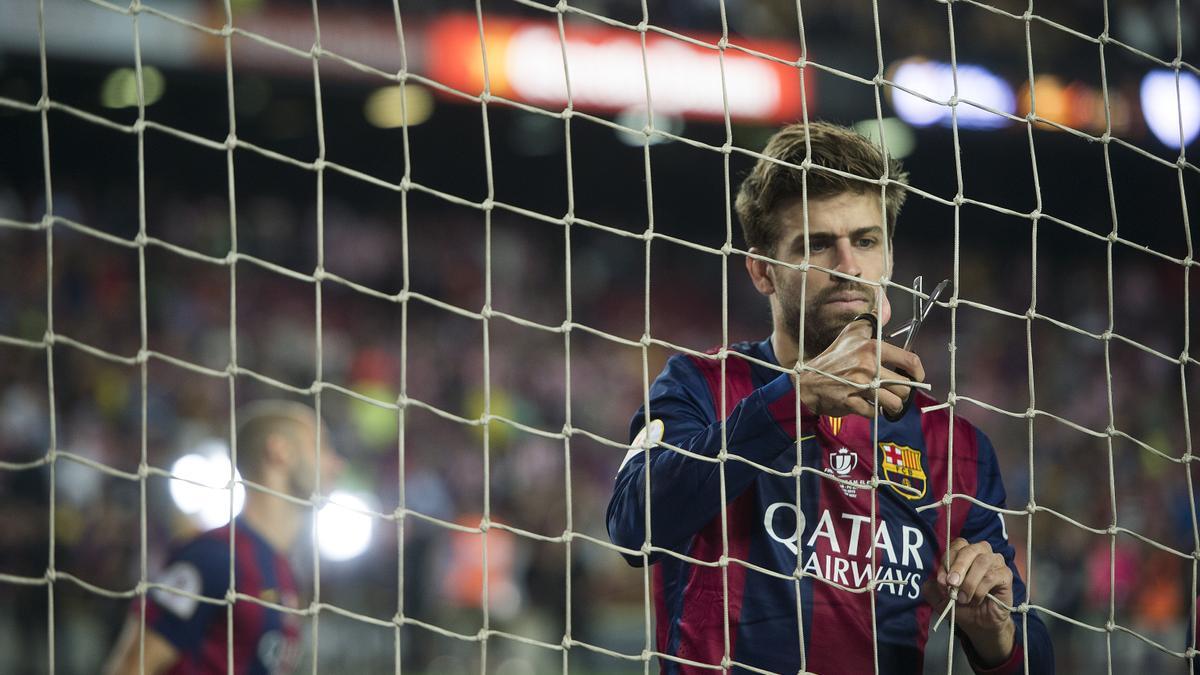Piqué recortando la red tras la final de la Copa del Rey entre el Athletic de Bilbao y el FC Barcelona en el Camp Nou, en mayo de 2015.