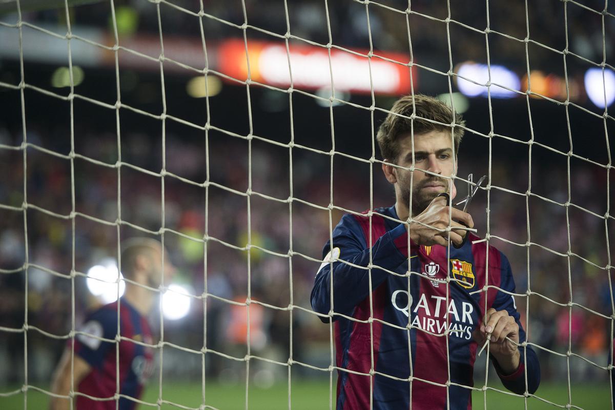 Piqué recortando la red tras la final de la Copa del Rey entre el Athletic de Bilbao y el FC Barcelona en el Camp Nou, en mayo de 2015.