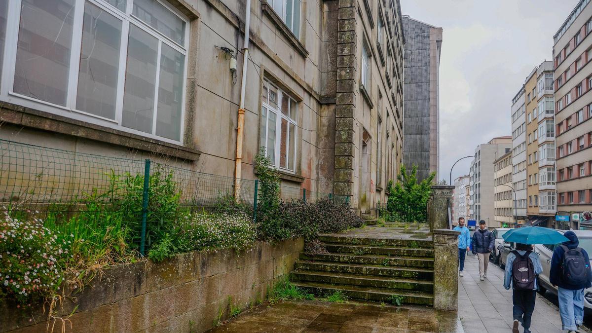 Estado de abandono en el antiguo colegio Peleteiro en el centro de Santiago