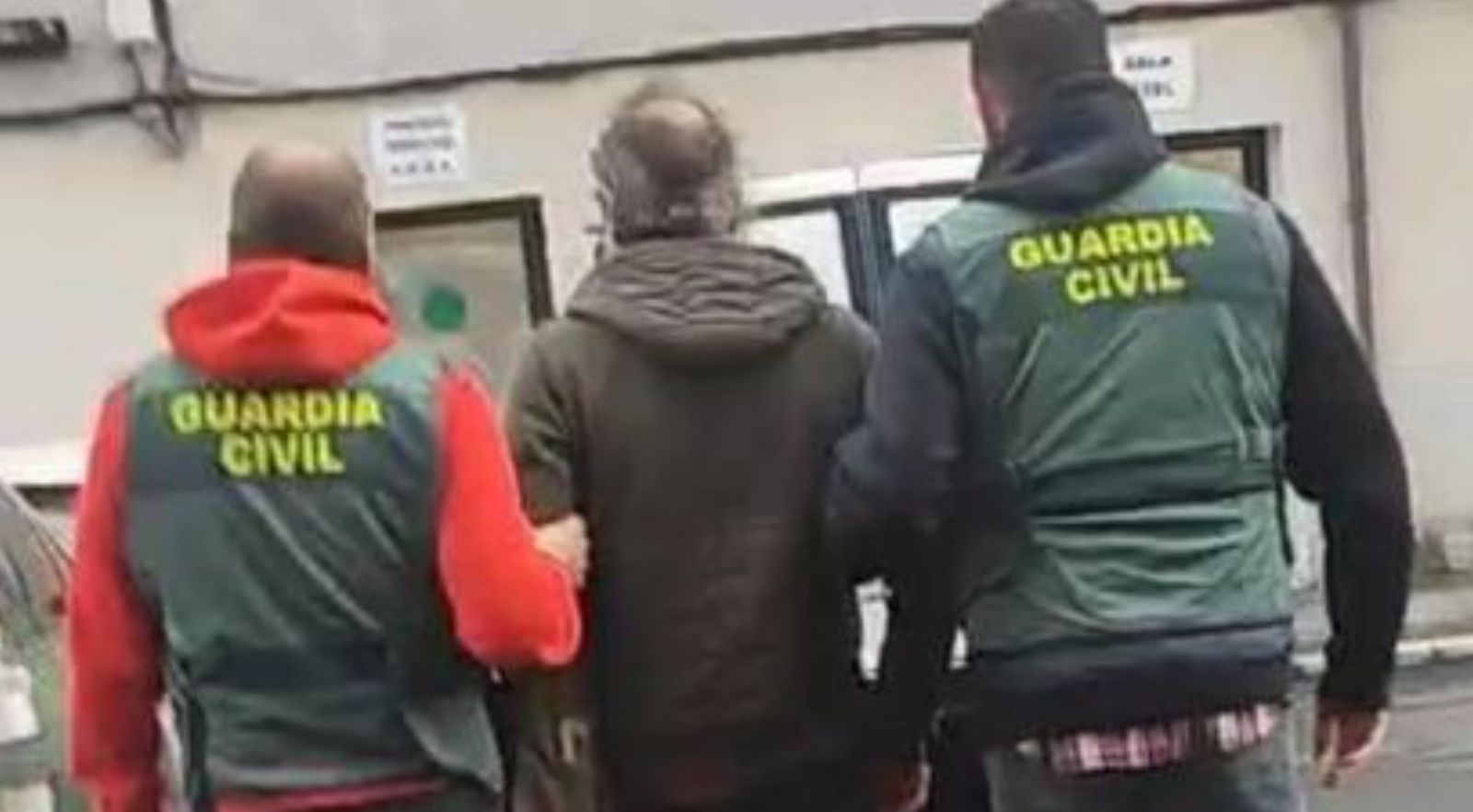 El sospechoso del robo, tras ser detenido por la Guardia Civil.