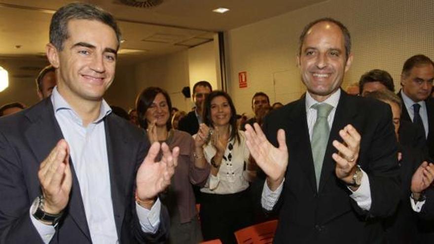 El diputado del PP Ricardo Costa junto al expresidente de la Generalitat, Francisco Camps, en una imagen de archivo.