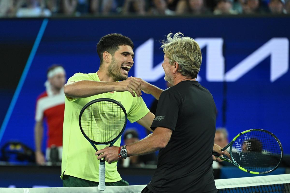 Carlos Alcaraz saluda al aficionado al que ganó en la primera ronda del Open Point Slam