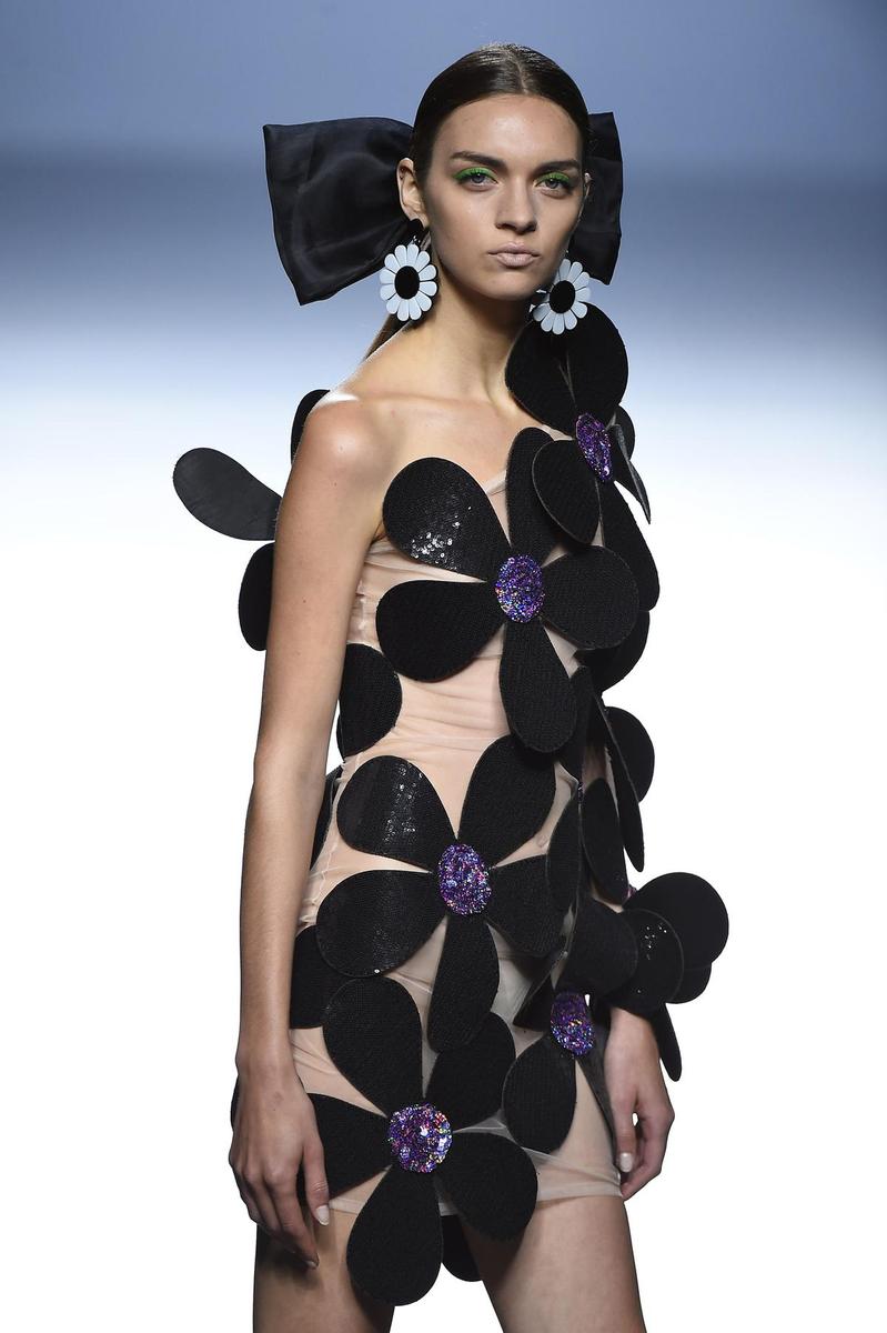 MBFWM 2015: María Escoté Primavera/Verano 2016, vestido transparente con margaritas