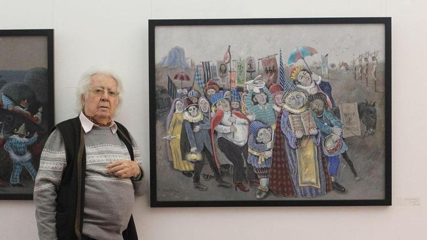 Paco Moreno Ortega, junto a Los iluminados, una de las obras de su nueva etapa, que puede verse en el Ateneo de Málaga.