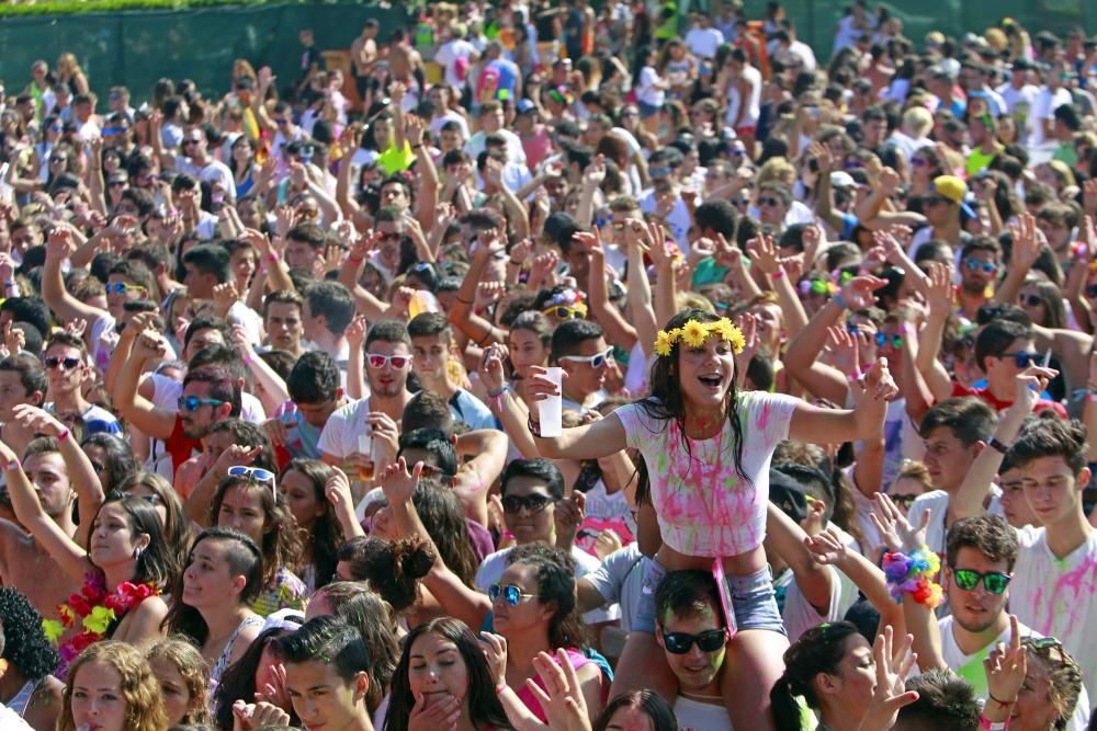 Más de 3.000 personas sufrieron los "cañonazos" de pintura líquida de todos los colores en la primera fiesta "Midnight Water Colour" de Galicia