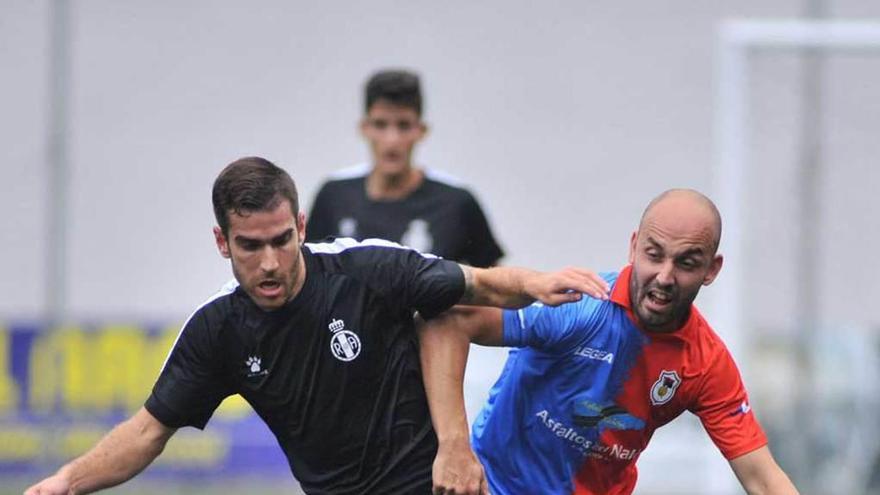 Dani López lucha por el balón con Marcos Torres, del Avilés.