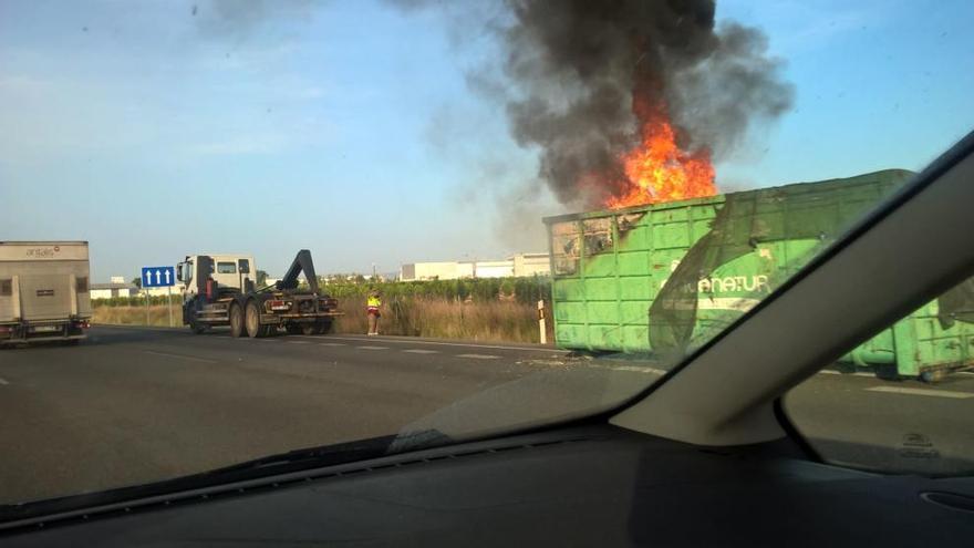 El contenedor en llamas al borde mismo de la A-7.